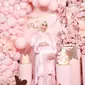 Syahrini melempar kode jenis kelamin lewat latar bertuliskan welcome to the world our Princess R. Melly Goeslaw pun mendoakan si kecil jadi anak salihah. (Foto: Dok. Instagram @princessyahrini)