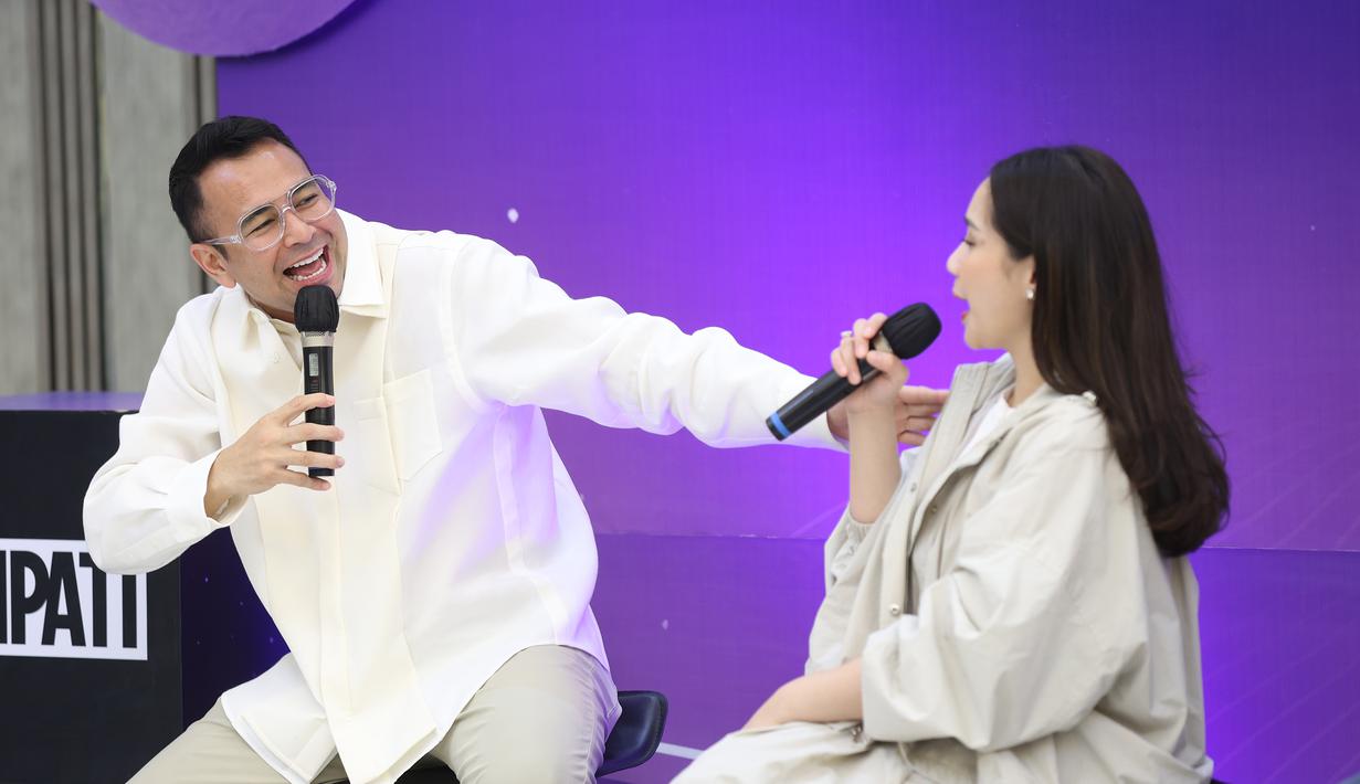 Selain, ketiga pesepak bola legenda Italia tersebut, "Padel Wars Presented by Simpati"  juga menghadirkan selebritas papan atas seperti Ariel Noah, Desta, Nagita Slavina, Raffi Ahmad, Medina Dina, Rizky Febian dan Mahalini. Tampak dalam foto, pasangan selebritas Raffi Ahmad dan Nagita Slavina saat memberi keterangan terkait gelaran ajang olahraga Padel terbesar bertajuk Padel Wars Presented by Simpati di Jakarta, Senin (10/11/2025). (KapanLagi.com/Budy Santoso)