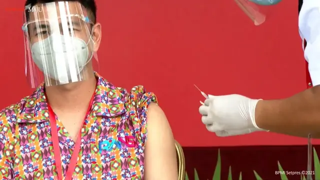 Raffi Ahmad terima vaksin. (tangkapan layar YouTube/ Sekretariat Presiden)