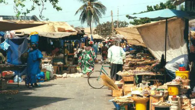 Suasana pasar di Gambia. (Sumber Wikimedia Commons)