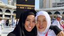 Selain Eropa, Devina Kirana juga pernah beribadah ke Tanah Suci Mekkah. Bersama sang ibunda, ia berpose dengan latar Kakbah. (Foto: Instagram/@kiranadevina)