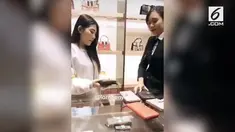 Sebuah momen saat Via Vallen membeli tas mewah terekam kamera. Penyanyi dangdut tersebut menghabiskan puluhan juta dalam sekali transaksi.