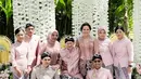 Maxime tampil dengan beskap warna abu-abu dihiasi bros emas. [Foto: instagram/ Ayu Dewi]