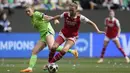 Pemain Arsenal, Lia Walti (kanan) berebut bola dengan pemain Wolfsburg, Jule Brand pada laga leg pertama semifinal Liga Champions Wanita 2022/2023 di Volkswagen Arena, Wolfsburg, Jerman, Minggu (23/04/2023). Laga berakhir dengan skor 2-2. (AP Photo/Martin Meissner)