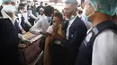Keluarga menangis saat membawa peti jenazah Mya Thwet Thwet Khine ke pemakaman di Naypyitaw, Myanmar (22/2/2021). Mya Thwet Thwet Khine bertahan hidup selama 10 hari dengan bantuan alat medis, tetapi meninggal pada hari Jumat. (AP Photo)