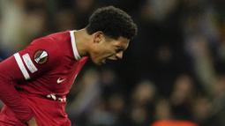 Pemain Liverpool, Jarell Quansah, meluapkan kekecewaan setelah ditaklukan Toulouse pada pekan ke-4 Grup E Liga Europa 2023/2024 di Stadium de Toulouse, Jumat (10/11/2023). (AP Photo/Thibault Camus)