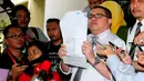 Razman Arif Nasution, memperlihatkan surat laporan pada wartawan di Bareskrim polri, Jakarta, (11/3/2015). Kedatangan Razman Arif Nasution untuk melaporkan Gubernur DKI Jakarta Basuki Tjahaja Purnama atas pencemaran nama baik. (Liputan6.com/Yoppy Renato)