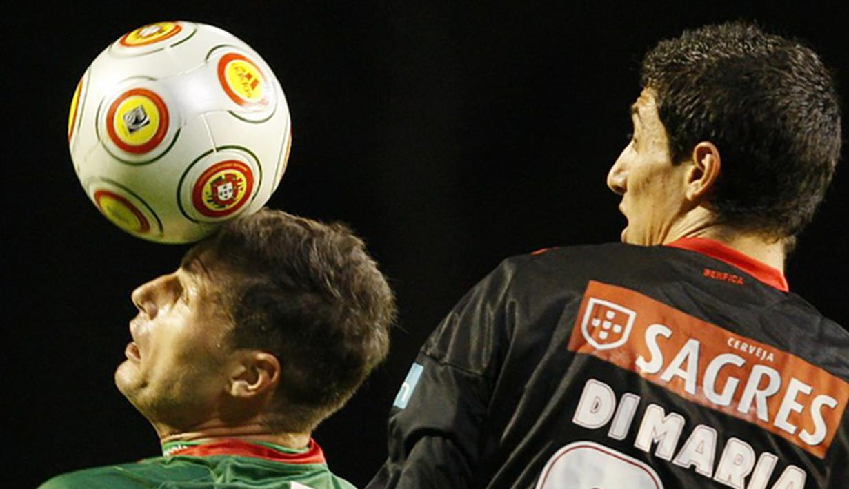 Gelandang Benfica, Angel Di Maria duel udara dengan bek Maritmo, Briguel pada laga Liga Portugal di Barreiros Stadium, Portugal, Minggu (17/1/2010). Bersama Benfica, Di Maria mencatat 76 kali penampilan. (AFP Photo/Gregorio Cunha)