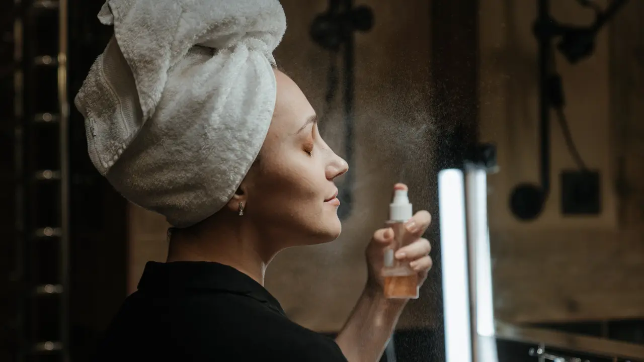 Jadi Perdebatan, Ini 4 Alasan Tidak Boleh Melewatkan Skincare di Malam Hari