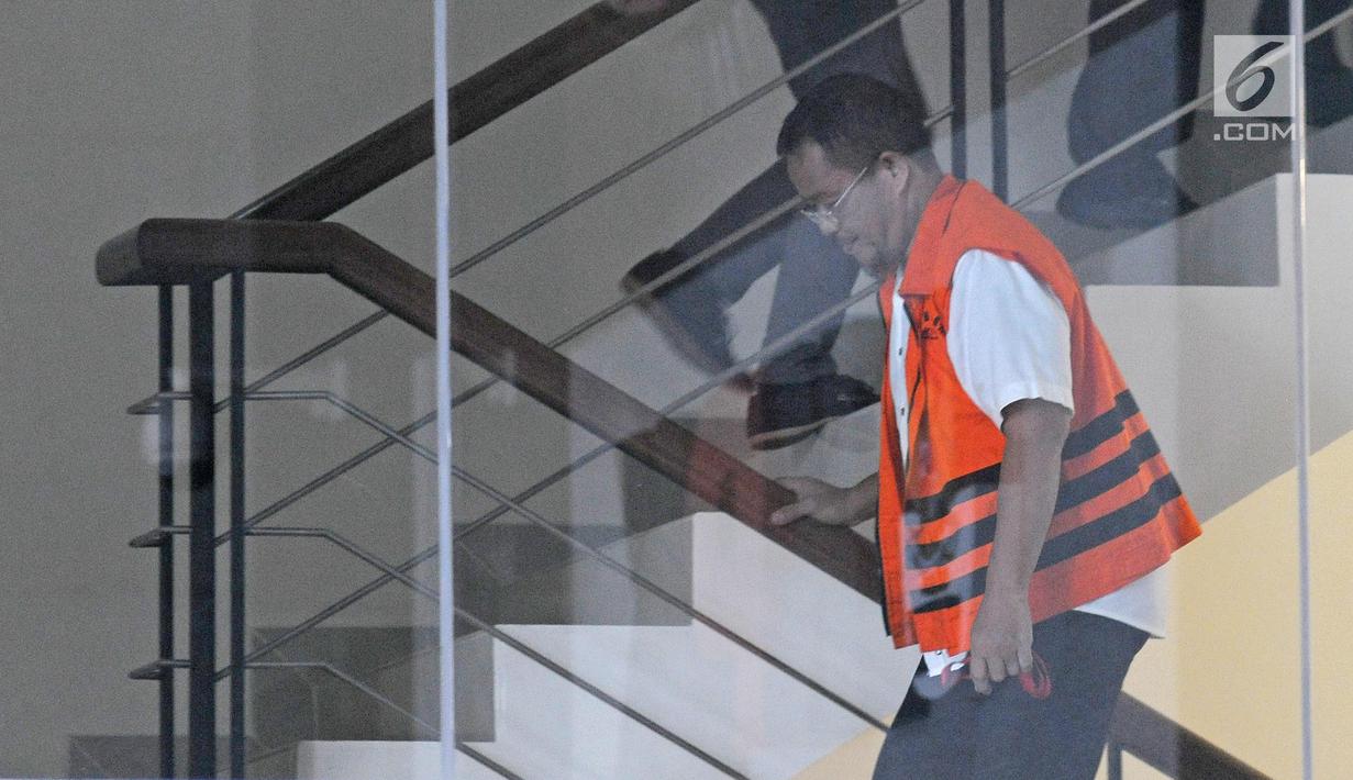 Tersangka penerima dugaan suap anggota DPRD Provinsi Jambi, Supriyono memasuki ruang pemeriksaan di Gedung KPK, Jumat (9/2). Supriyono kembali diperiksa terkait suap pengesahan RAPBD Provinsi Jambi tahun anggaran 2018. (Liputan6.com/Herman Zakharai)