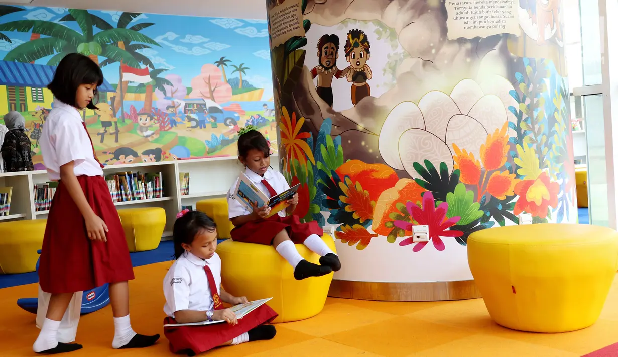 Sejumlah murid SD membaca buku di Perpustakaan Nasional, Jakarta, Kamis (14/9). Fasilitas layanan Perpusnas dilengkapi pusat data koleksi dengan Teknologi Tier3 dan telelift (sistem transportasi buku secara otomatis). (Liputan6.com/Angga Yuniar)