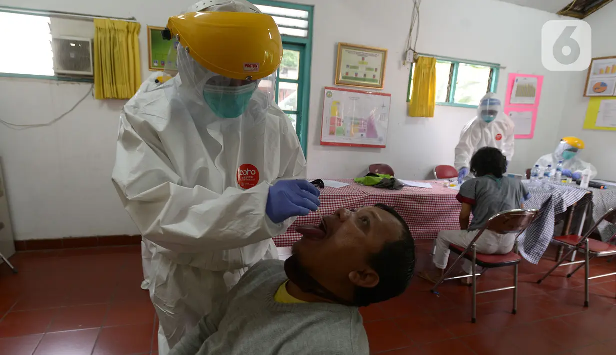 Tim medis Puskesmas Kecamatan Pulogadung melakukan swab tes (usap tes) pedagang pasar Burung Cipinang Kebembem, Jakarta, Jumat (19/6/2020). Sebanyak 82 orang yang mengikuti pemeriksaan swab tes dilakukan untuk memutus rantai penularan virus Corona (COVID-19). (merdeka.com/Imam Buhori)