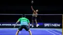 Pebulu tangkis tunggal putra Indonesia, Anthony Ginting dari tim Hurricanes melakukan pukulan smash ke arah Jonatan Christie dari tim Blitzers dalam laga Badminton XL 2025 di Istora Senayan, Jakarta, Sabtu (04/10/2025). (Bola.com/Bagaskara Lazuardi)