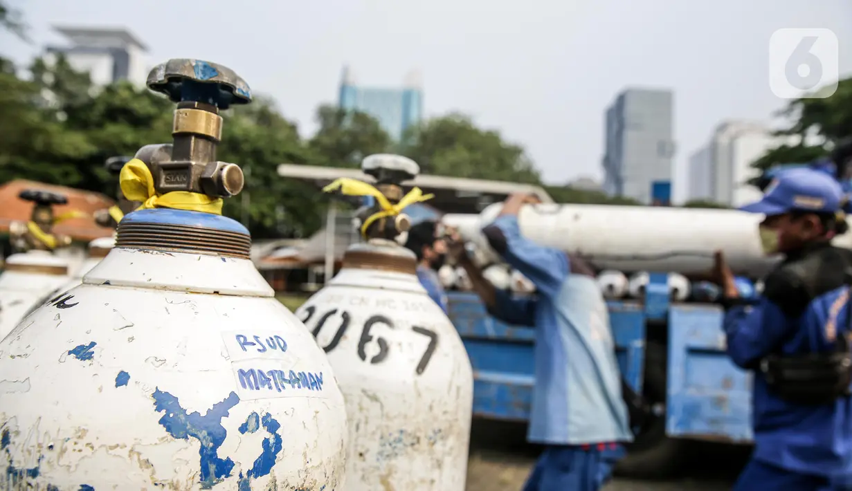 Sejumlah tabung oksigen yang akan didistribusikan bejajar di Posko Rescue Oxygen, Monas, Jakarta, Senin (5/7/2021). Posko Rescue Oxygen didirikan atas kolaborasi dengan sejumlah OPD Pemprov DKI Jakarta. (Liputan6.com/Faizal Fanani)