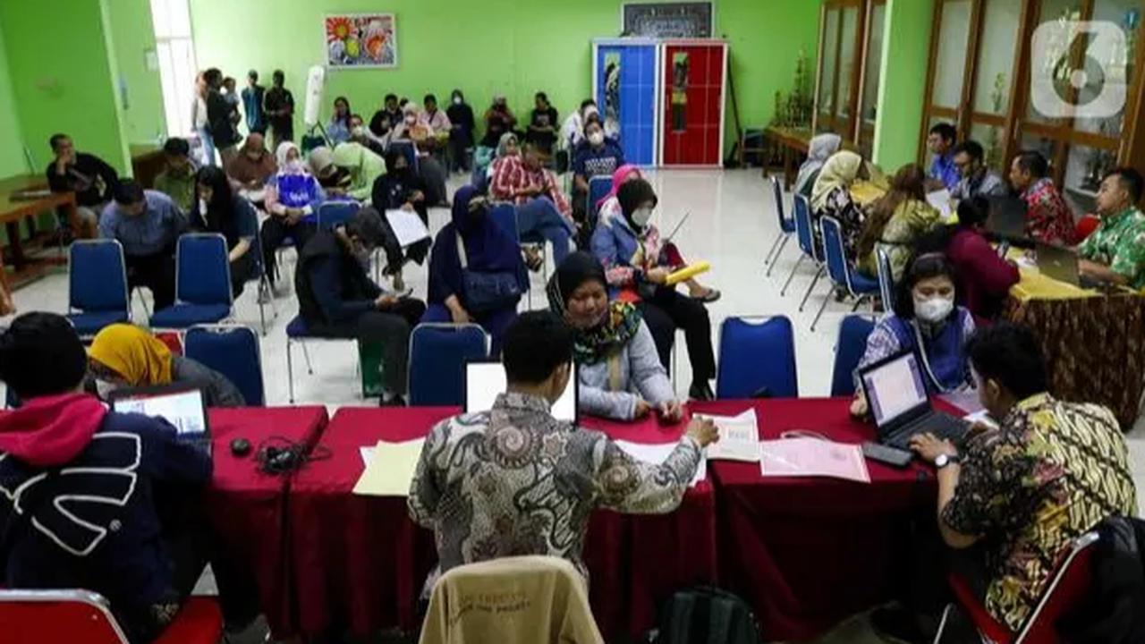 Korlap aksi Apudin mengatakan, mereka menemukan wali murid membayar sejumlah uang supaya anaknya bisa masuk di sekolah negeri. Dia kecewa karena si anak justru tidak diterima.