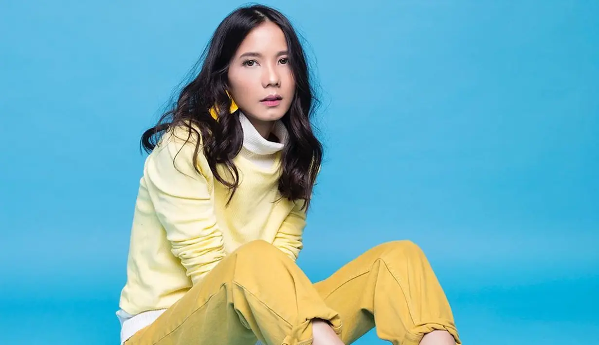 Nadya Fatira merupakan penyanyi sekaligus komposer berbakat. Ia juga kerap berpartisipasi di balik proses skoring maupun mengisi original soundtrack untuk film-film populer di Indonesia, seperti 'Hijabers in Love', 'Radio Galau FM', dan 'Perahu Kertas'. (Liputan6.com/IG/@nadyafatira)