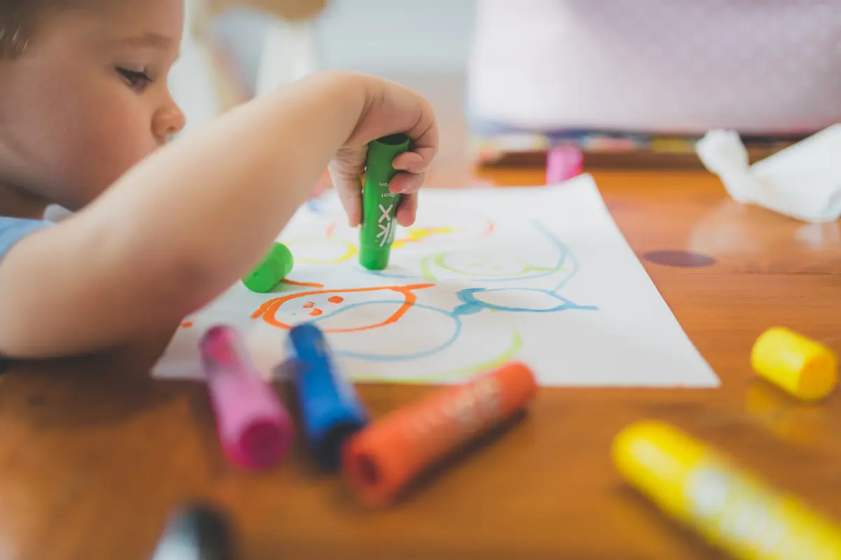 ilustrasi anak balita. Photo by Stephen Andrews on Unsplash