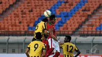 Bek Timnas Indonesia U-23, Hansamu Yama Pranata (16) berebut bola atas dengan M Syazwan Tajudin (Malaysia U-23) saat laga uji coba di Stadion Si Jalak Harupat, Bandung, Kamis (21/5/2015). Indonesia unggul 1-0. (Liputan6.com/Helmi Fithriansyah)