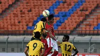 Bek Timnas Indonesia U-23, Hansamu Yama Pranata (16) berebut bola atas dengan M Syazwan Tajudin (Malaysia U-23) saat laga uji coba di Stadion Si Jalak Harupat, Bandung, Kamis (21/5/2015). Indonesia unggul 1-0. (Liputan6.com/Helmi Fithriansyah)