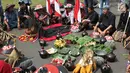 Sejumlah petani Kendeng berdoa saat aksi di depan Istana Negara, Jakarta, Kamis (2/8). Dalam aksinya, mereka melakukan tradisi Brokohan atau makan bersama nasi aneka urap yang sebelumnya didoakan. (Liputan6.com/Helmi Fithriansyah)