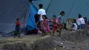 Anak-anak bermain di tempat penampungan pengungsi korban gempa bumi di Lombok Utara,  NTB, Rabu (8/8). BPBD Lombok Utara mencatat data sementara jumlah korban jiwa akibat gempa Lombok mencapai 347 orang. (AP/Tatan Syuflana)