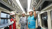 General Manager PLN Unit Induk Distribusi Jakarta Raya, Doddy B. Pangaribuan, meninjau uji coba Light Rail Transit (LRT) Jabodebek. PLN menjadi pemasok listrik untuk LRT Jabodebek. (Dok PLN)