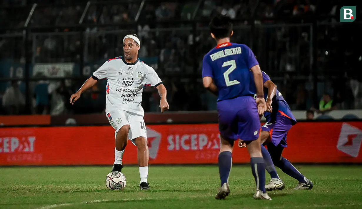 Kedua tim bermain imbang dalam waktu normal sehingga hasil pertandingan dilanjutkan hingga babak penalti. (Bola.com/Iwan Setiawan)