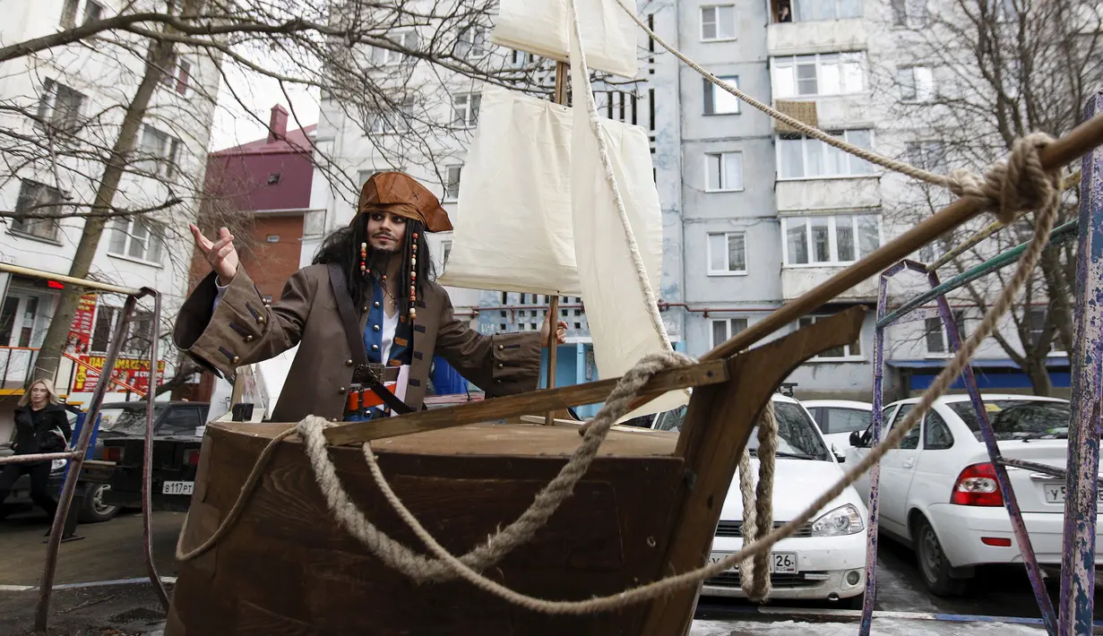 German Yesakov mengunakan pakaian Kapten Jack Sparrow, saat menjemput pengantinnya dengan kapal 'Black Pearl' di selatan kota Stavropol, Rusia, Jumat (5/2). Yesakov melakukan ini tanpa sepengetahuan calon istrinya, Anastasiya. (REUTERS/Eduard Korniyenko)