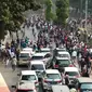 Aksi demonstrasi sejumlah massa berseragam putih abu-abu di sekitar stasiun Palmerah, Jakarta Pusat. (Liputan6.com/Ady Anugrahadi)