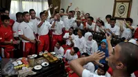 Suasana pertemuan antara Mensos Khofifah Indar Parawansa dengan atlet khusus tuna grahita di kawasan Widya Chandra, Jakarta, Jumat (17/7/2015). Khofifah turut mendoakan kesuksesan para atlit berkebutuhan khusus ini. (Liputan6.com/Johan Tallo)