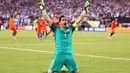 Selebrasi kiper Cile, Claudio Bravo usai mengalahkan Argentina lewat penalti pada Final Copa America Centenario 2016 di Stadion MetLife, AS, Senin (27/6/2016). Cile menang 4-2. (Mandatory Credit: Brad Penner-USA TODAY Sports)