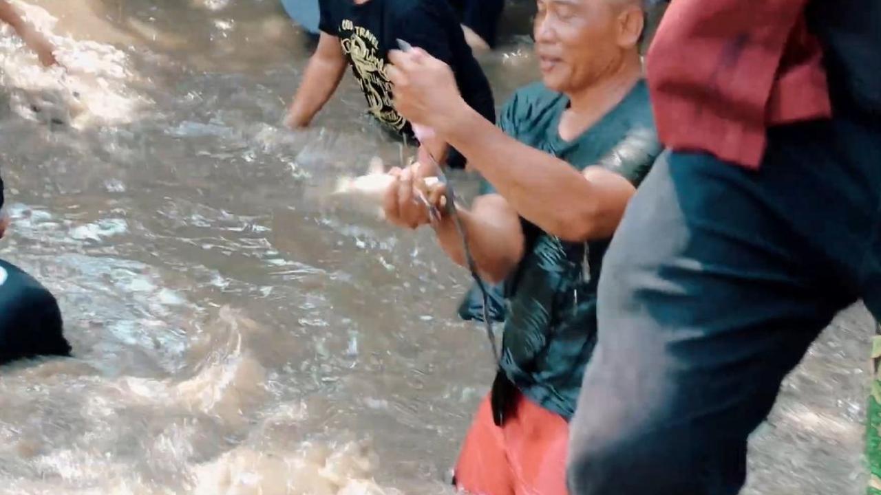 Menangkap Ikan dengan Tangan Kosong