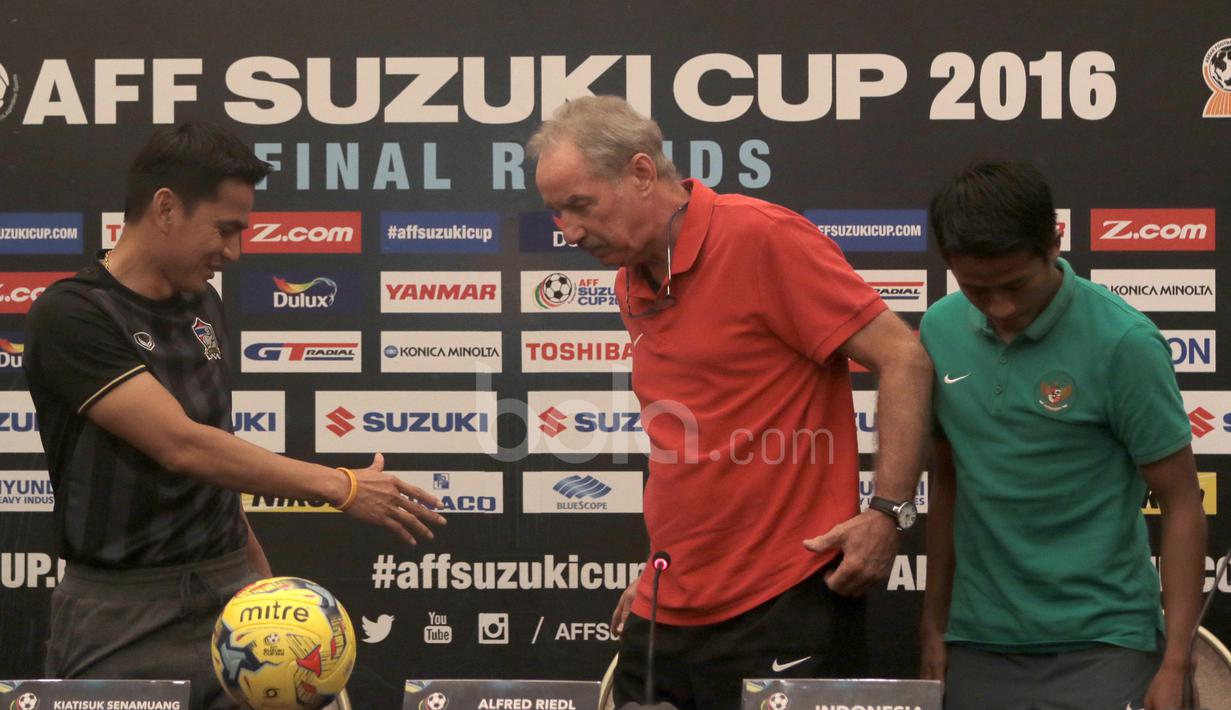 Pelatih Timnas Indonesia, Alfred Riedl, terlihat cuek saat pelatih Thailand, Kiatisuk Senamuang, mengajak bersalaman saat konferensi pers di Hotel Aston, Sentul. (13/12/2016). (Bola.com/Nicklas Hanoatubun)