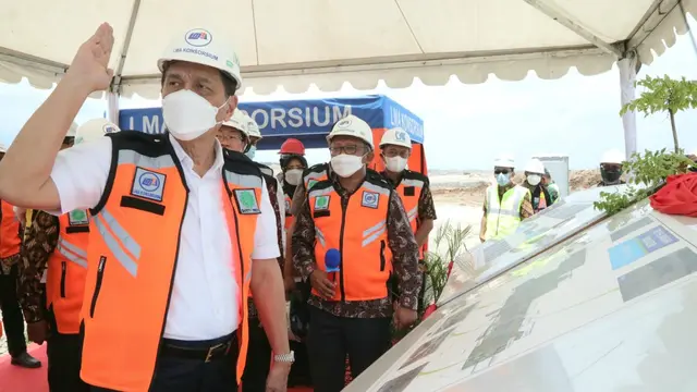 Menteri Koordinator Bidang Kemaritiman dan Investasi Luhut Binsar Panjaitan mengecek langsung pembangunan Bandara Dhoho Kediri yang merupakan Proyek Strategis Nasional (PSN). (Dok Kemenko Marves)