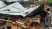 Rumah roboh akibat diterjang puting beliung di Kelurahan Tallo Makassar, Kamis (14/1). Sedikitnya 40 rumah rusak akibat puting beling di daerah tersebut dan puluhan warga terpaksa mengungsi. (Antara)