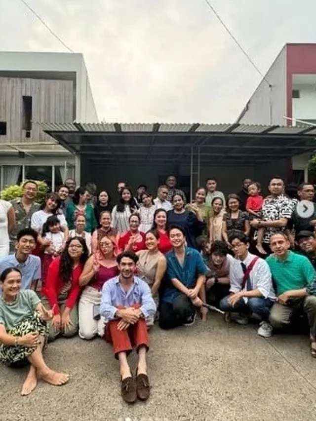 Artis Rayakan Natal Beda Agama