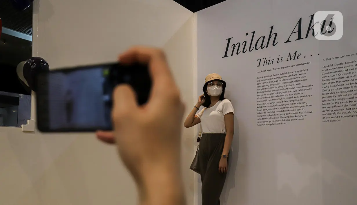 Pengunjung berpose saat mengunjungi pameran The Truth Inside You: Alunan Kisah Tentang Perempuan di Museum Nasional, Jakarta, Sabtu (7/1/2023). Dalam pameran ini menampilkan sejumlah produk budaya masa lampau seperti artefak-artefak yang menjadi jejak nyata kontribusi perempuan untuk turut membangun peradaban masyarakat Tanah Air. (Liputan6.com/Faizal Fanani)