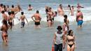 Orang-orang menikmati laut di Biarritz barat daya Prancis, Rabu (18/5/2022). Cuaca panas diperkirakan akan berlangsung selama beberapa hari di seluruh Prancis. (AP Photo/Bob Edme)