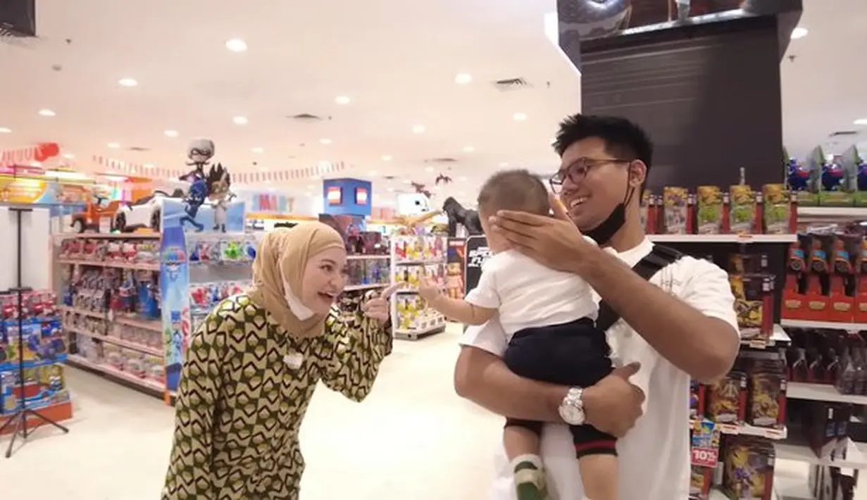 Dalam sebuah tayangan televisi, Frans mengaku baru kenal Nathalie saat bikin konten bareng di YouTube-nya. Ia juga bingung mengapa dirinya sampai disebut sebagai penyebab perceraian Nathalie dan Sule. (instagram.com/fransfaisal_)