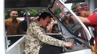 Gubernur DKI Jakarta Basuki Tjahaja Purnama atau Ahok menyopiri bajaj listrik. (Liputan6.com/Luqman Rimadi)