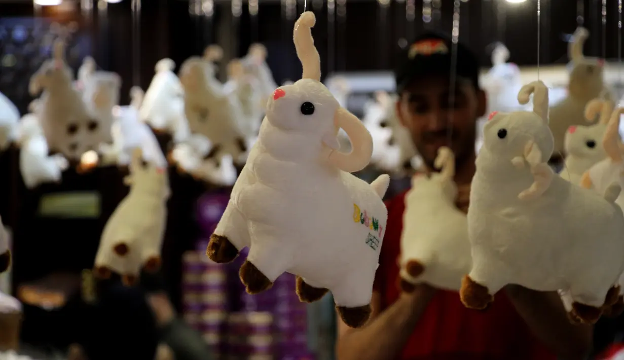 Boneka domba terlihat di sebuah pasar jelang Hari Raya Idul Adha di Gaza City, pada 25 Juli 2020. (Xinhua/Rizek Abdeljawad)