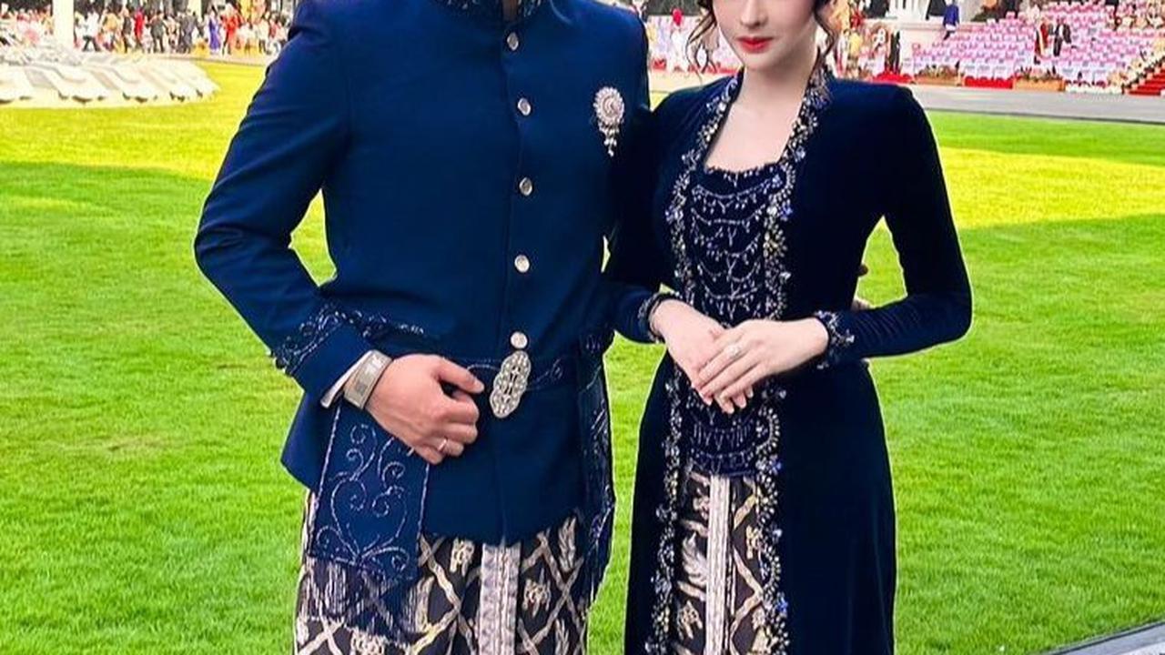 Pesinetron Guntur Triyoga tampak gagah dalam balutan busana adat Sunda saat hadir di Istana Merdeka. Tak sendiri, Guntur datang bersama istri tercinta yang mengenakan kebaya.