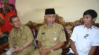 Eks sandera Abu Sayyaf, Wendi (berkemeja putih) bercakap-cakap dengan Wali Kota Padang Mahyeldi. (Liputan6.com/Erinaldi)