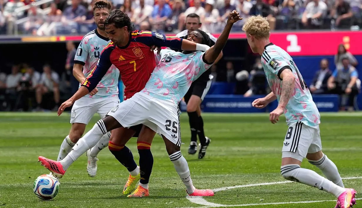 Pemain Spanyol Ferran Torres berebut bola dengan pemain Belgia Nathan Ngoy selama pertandingan perempat final Piala Dunia antara Spanyol dan Belgia di Inglewood, California, dekat Los Angeles, Jumat, 10 Juli 2026. (AP Photo/Gregory Bull)