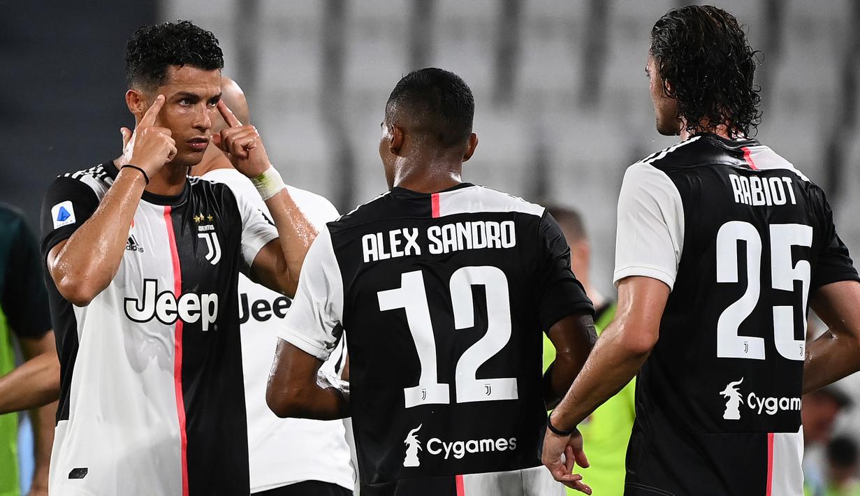 Striker Juventus, Cristiano Ronaldo, melakukan selebrasi usai mencetak gol ke gawang Lazio pada laga Serie A di Stadion Allianz, Turin, Senin (20/7/2020). Juventus menang 2-1 atas Lazio. (AFP/Marco Bertorello)