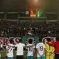 Sejumlah pemain Timnas Indonesia U-19 memberikan rasa hormat kepada puluhan ribu suporter yang hadir di Stadion Patriot dari awal hingg akhir babak penyisihan Piala AFF U-19. (Bola.com/M Iqbal Ichsan)