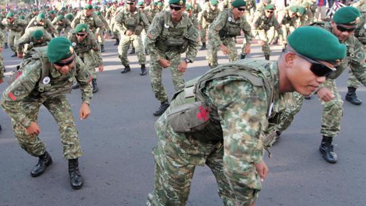 Baret hijau goyang 'flashmob' di Bundaran HI