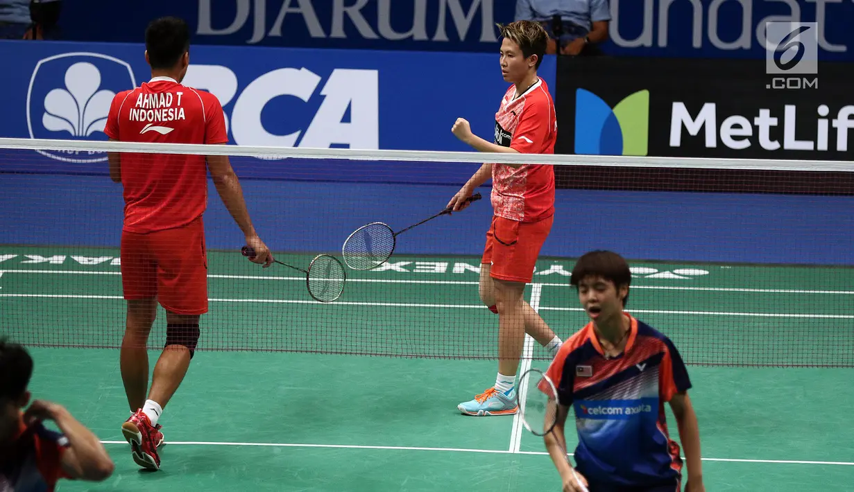 Ganda Campuran Indonesia, Tontowi Ahmad/Liliyana Natsir bersorak saat laga melawan Chan Peng Soon/Yen Wei Peck (Malaysia) di Semifinal Indonesia Open 2017, Jakarta, Sabtu (17/6). Tontowi/Liliyana unggul 21-13, 21-14. (Liputan6.com/Helmi Fithriansyah)