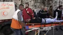 Petugas medis mengevakuasi seorang pria Palestina yang terluka dalam bentrokan antara demonstran Palestina dengan pasukan keamanan Israel di luar Kompleks Masjid Al Aqsa, Kota Tua Yerusalem, 15 April 2022. (AP Photo/Ariel Schalit)