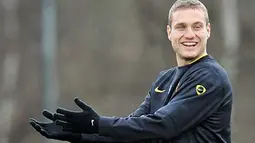 Aksi bek Manchester United asal Serbia, Nemanja Vidic, di sesi latihan di Carrington, Manchester, 6 April 2010, jelang laga perempat final Liga Champions lawan Bayern Muenchen. AFP PHOTO / PAUL ELLIS